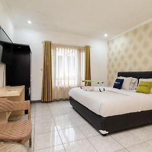 Urbanview Hotel Gunung Geulis Village By Reddoorz